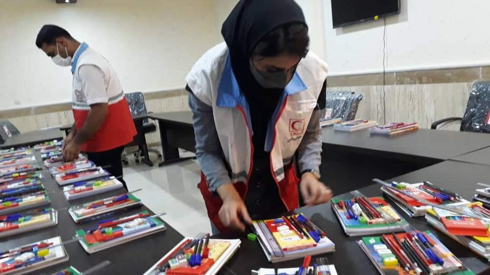 توزیع بسته‌های آموزشی میان دانش‌آموزان شهرستان امیدیه در قالب طرح مهربانی مهر