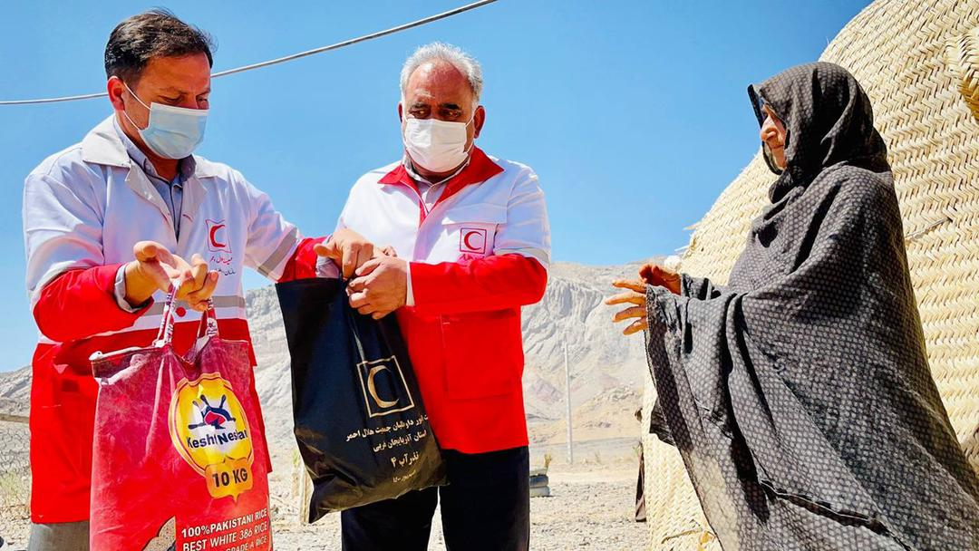 لوله‌کشی آب برای ۱۰ روستا و احداث ۵ مدرسه به همت هلال‌احمر آذربایجان غربی در سیستان و بلوچستان/گزارش تصویری