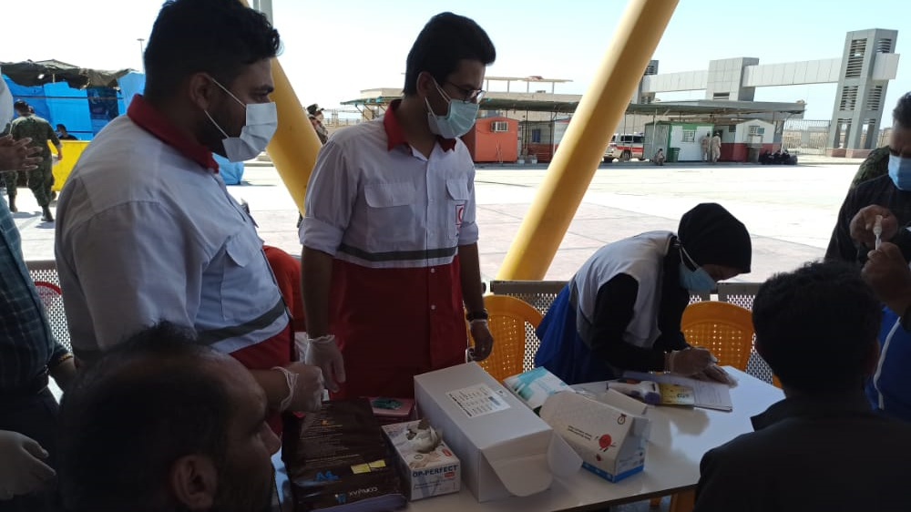 عملیات تب‌سنجی وغربالگری در مرز شلمچه با همکاری هلال‌احمر و دانشگاه علوم پزشکی آبادان