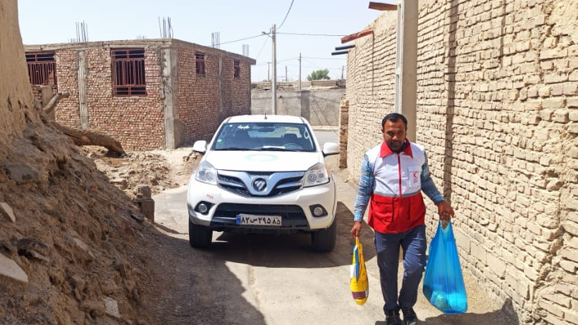 200 بسته معیشتی در شهرستانهای هامون و نیمروز توزیع شد