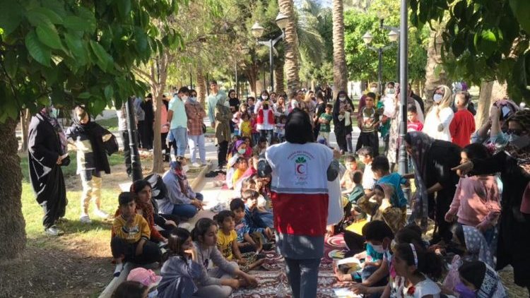 پستهای موقت جوانان هلالاحمر در میزبانی از مسافران نوروزی سنگتمام گذاشتند/پا به پای مسافران نوروزی برای سفری ایمن