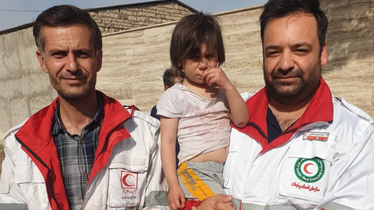 بازگشت دختر بچه بادرودی به آغوش خانواده