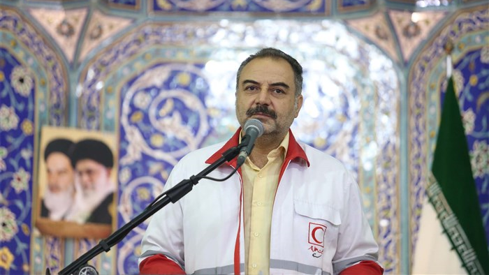 اعضای سازمان جوانان هلال احمر در کنار عزاداران حسینی