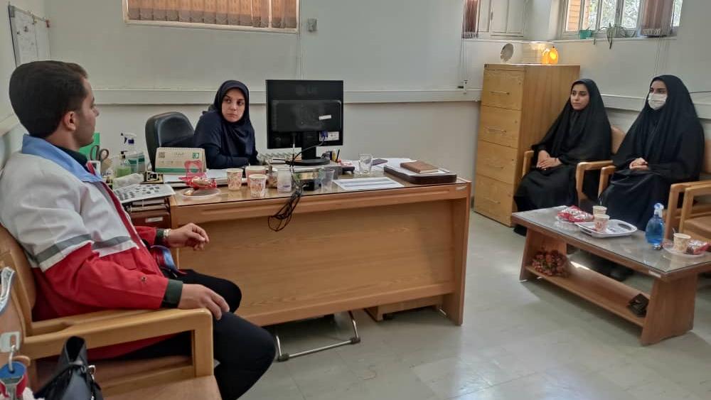 نشست هم اندیشی تسهیلگران طرح ملی یاس هلال احمر قـم برگزار شد