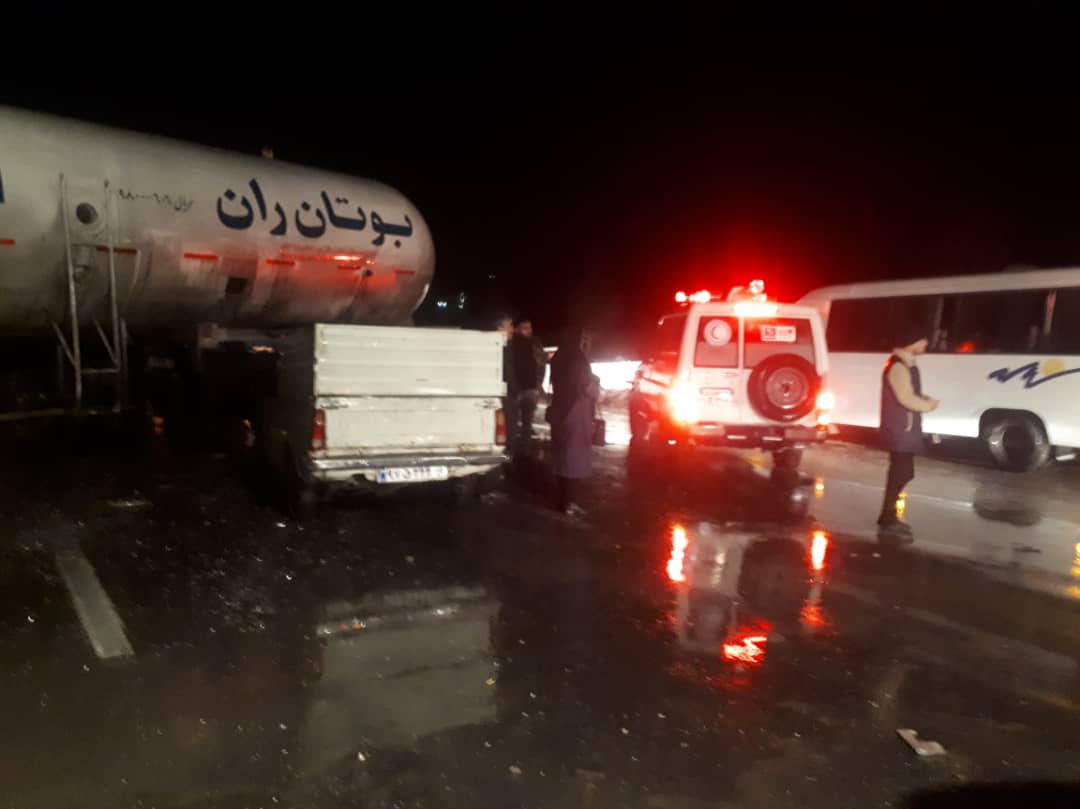 تصادف تریلر با اتوبوس و وانت پیکان در کرمانشاه ۱۷ مصدوم داشت