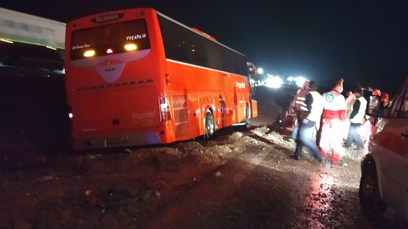 امدادرسانی به مصدومین حادثه واژگونی اتوبوس در محور میناب به بندرعباس