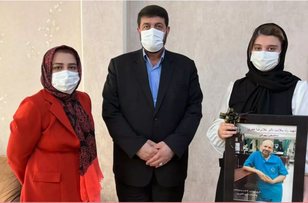 ادای احترام رئیس جمعیت هلالاحمر به مقام شامخ شهدای مدافع سلامت