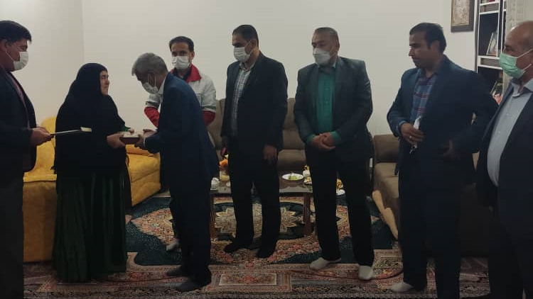 مادر شهید به هلال‌احمر بوشهر زمین اهدا کرد