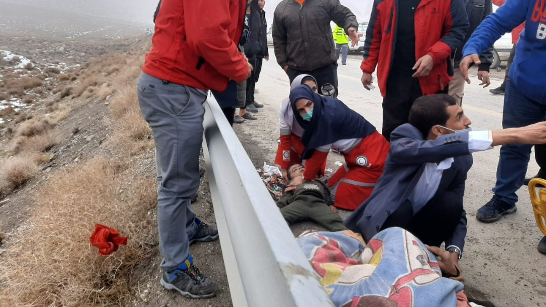 نجات سرنشینان خودروی واژگون به دست نجاتگران زن در محور شهداد به کرمان