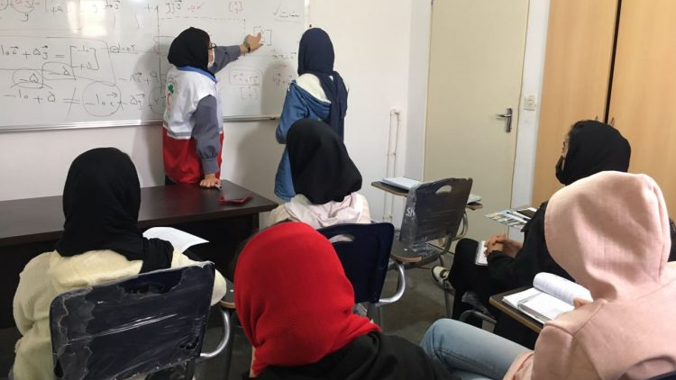 جوانان هلالاحمر سنندج با طرح «سپهر دانش» به کمک دانشآموزان محلات محروم میروند