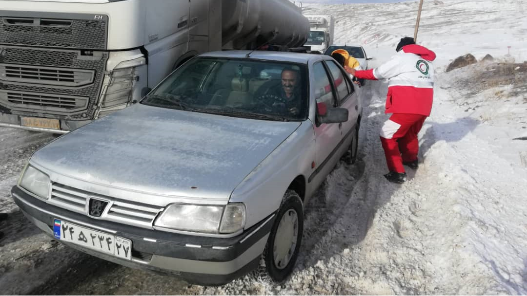 رهاسازی ۲۰ خوردو گرفتار در برف و کولاک در محور گردنه قوری‌گل چالدران