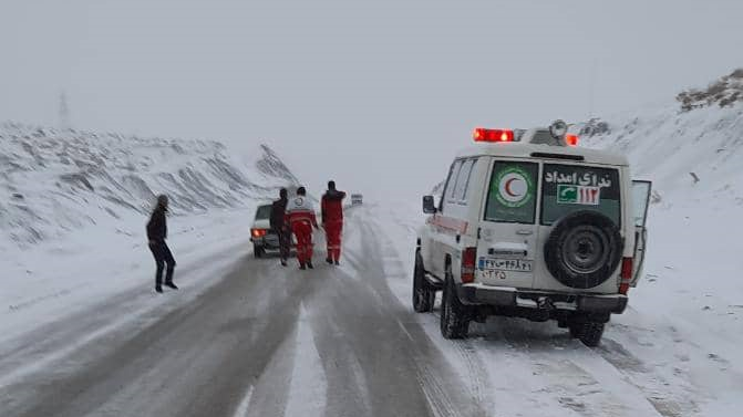 امداد رسانی به گرفتار شدگان در برف و کولاک در گردنه گاماسیاب دلفان و شول آباد الیگودرز