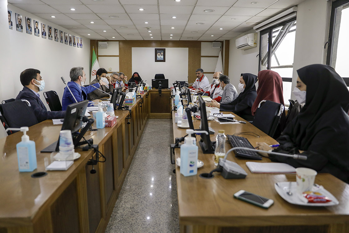 برگزاری جلسه تدوین آیین نامه عضویت جمعیت هلال احمر در محل سالن کنفرانس حوزه دبیر کل