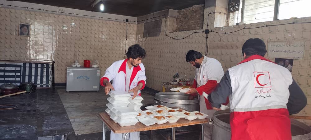 توزیع بیش از ۳ هزار غذای گرم بین نیازمندان سیستان و بلوچستان توسط هلال احمر