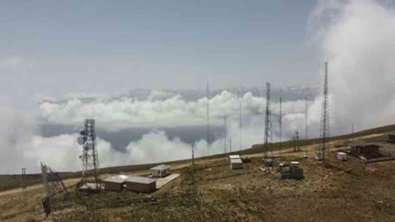 راهاندازی سایت تکرارکننده بیسیم در ارتفاع ۴۵۰۰ متری قله دماوند/ عملیات امدادی در کوهستان دماوند تسهیل میشود