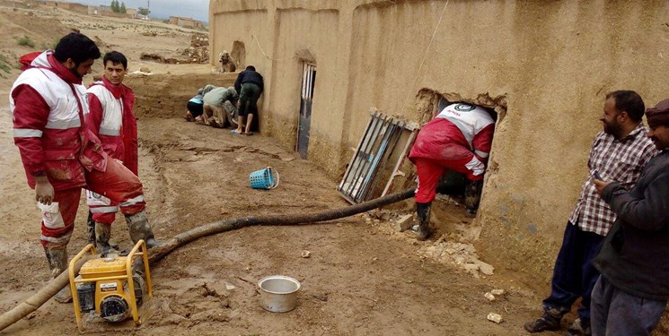 آب گرفتگی در برخی مناطق غربی و جنوبی استان تهران/ عوامل هلال احمر استان تهران در آماده باش کامل قرار گرفتند