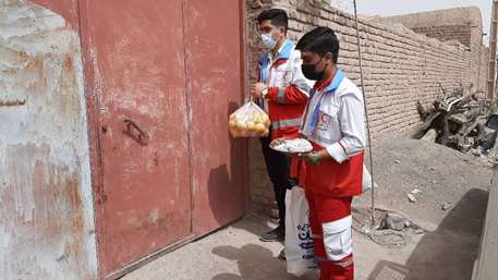 توزیع چهل بسته معیشتی برای نیازمندان راینی در پویش چلچراغ