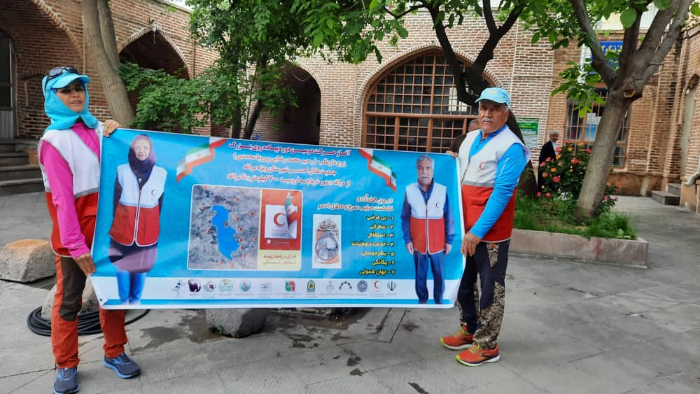 سفر پیاده 2 داوطلب هلالاحمری در حمایت از محیط زیست/ احیای دریاچه ارومیه آرزوی ماست