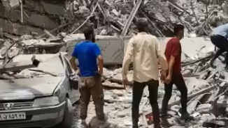 ریزش ساختمان ۱۰ طبقه در آبادان/ ۱۹ تیم از امدادگران هلالاحمر به همراه سگهای زندهیاب اعزام شدند/امدادرسانی به 32 نفر توسط نیروهای هلال احمر