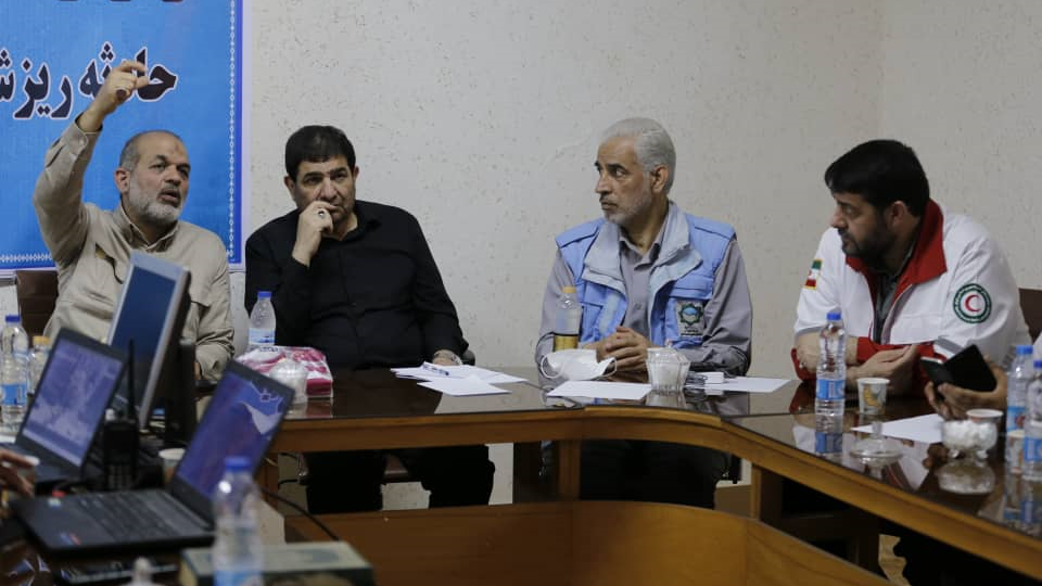 بازدید میدانی و برگزاری جلسه بررسی روند آوار برداری در متروپل با حضور رئیس جمعیت هلال احمر و معاون اول رئیس جمهوری / قدردانی دکتر مخبر از تلاش شبانهروزی امدادگران هلال احمر