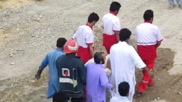 رهاسازی دو نفر از زیر آوار توسط نجاتگران هلال احمر