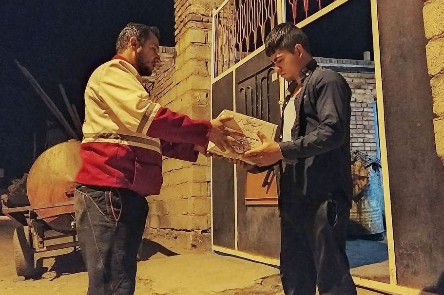 امدادرسانی به زلزلهزدگان در خوی ادامه دارد/گزارش تصویری
