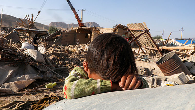 مردی با کولهبار عشق و مدادهای رنگی