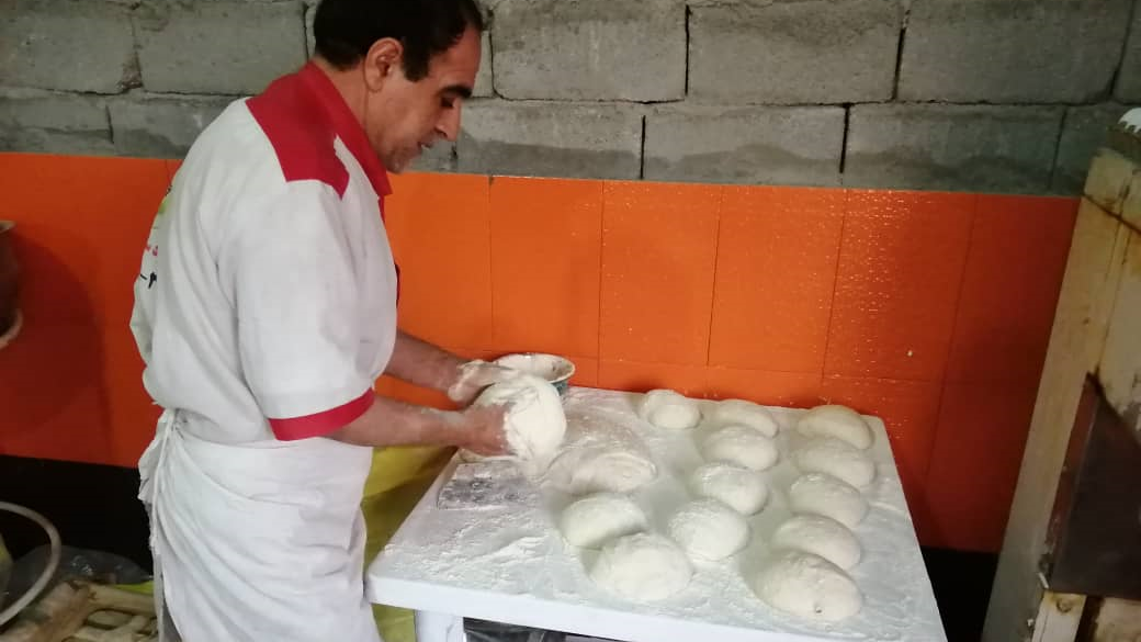 پخت روزانه ۴ هزار نان در موکب حضرت معصومه عمود ۱۰۸۰/ روزانه ۱۴ ساعت کار خستگی ناپذیر برای زائران اربعین حسینی