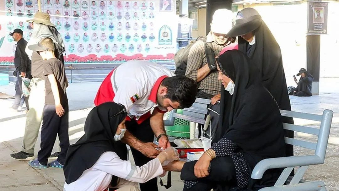خدمت رسانی جمعیت هلال‌ احمر به زائران امام رضا(ع)