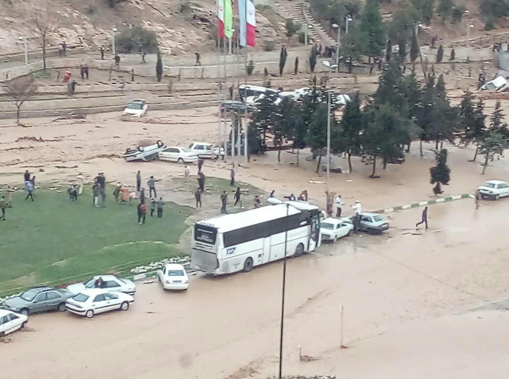 مصدومیت ۷۴ تن در آبگرفتگی دروازه قرآن شیراز