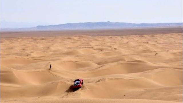 نجات گردشگر مفقود شده در کویر مصر با تلاش نجاتگران هلال‌احمر خور و بیابانک