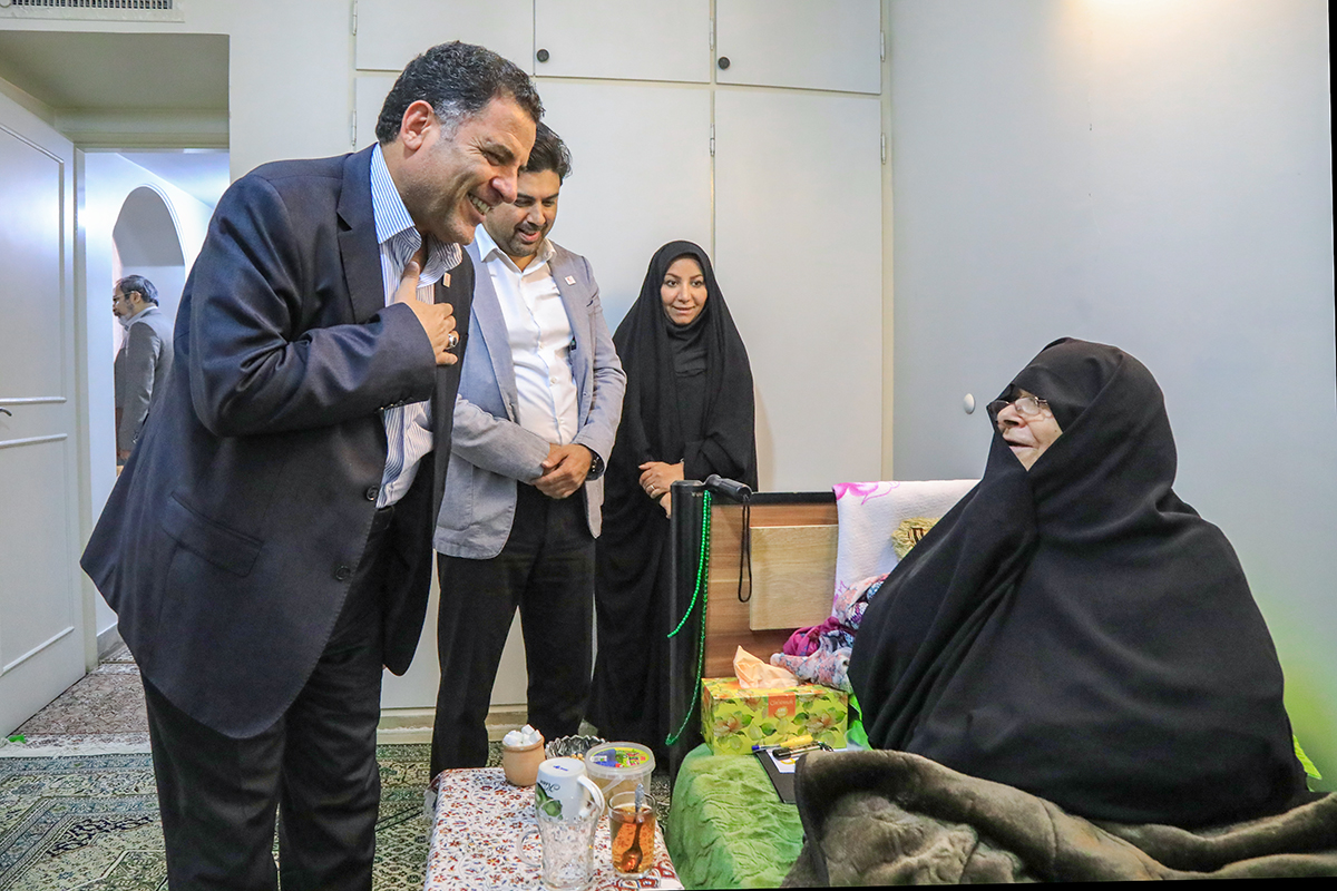 دیدار رئیس جمعیت هلال‌احمر با خانواده شهید سیدعلی اندرزگو/ گزارش تصویری