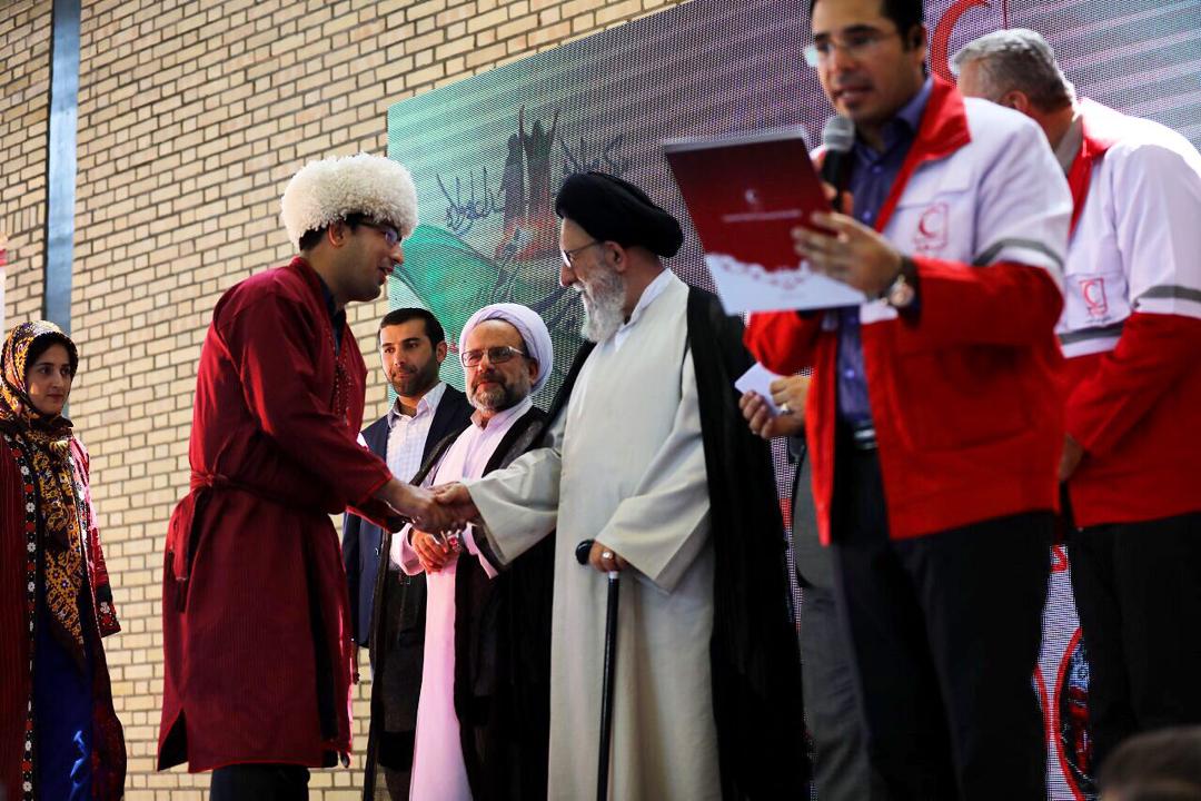 اهدای حواله لوازم خانگی به 5 زوج سیل زده گلستانی/ داوطلبان هلال احمر موجب آرامش مردم سیل زده