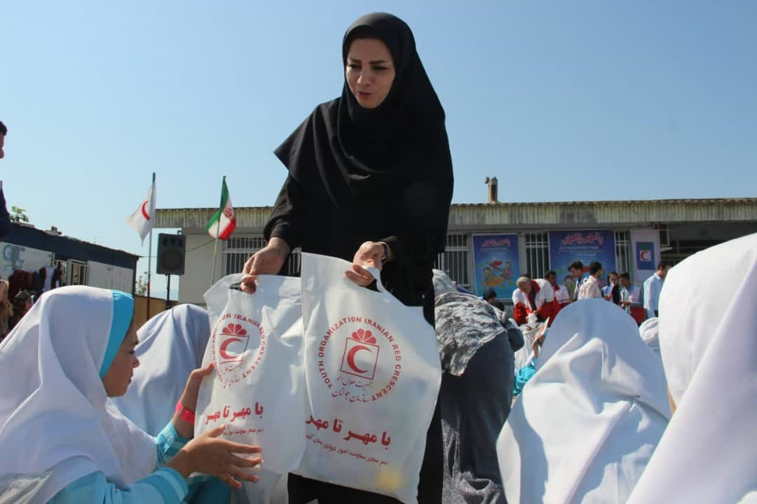 برای من ای مهربان کتاب بیاور/توزيع نوشتافزار و اسباببازيهاي کمپين «با مهر تا مهر»در مناطق سيلزده