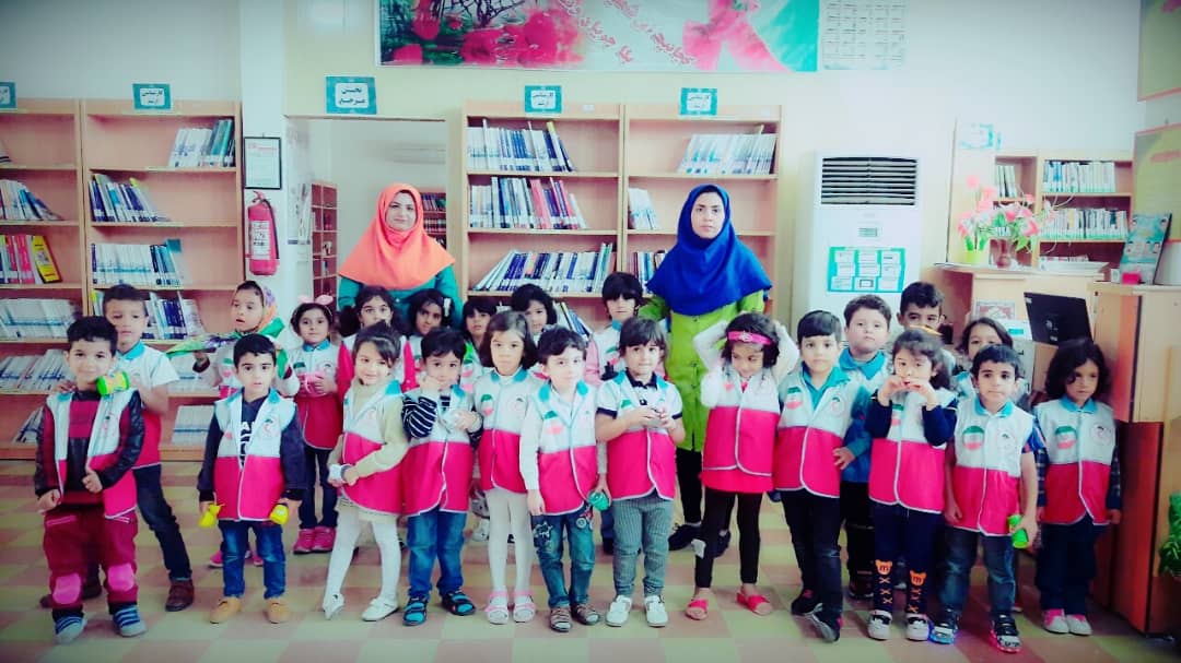 به مناسبت هفته کتاب و کتابخوانی؛ غنچههای هلال "پند مهربانی " را مشق میکنند