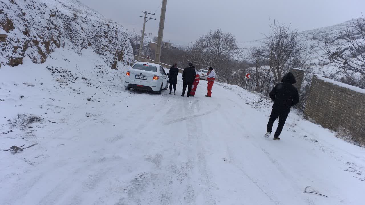 امدادرسانی هلال‌احمر قم به 106 خودرو گرفتار در برف روستای فردو