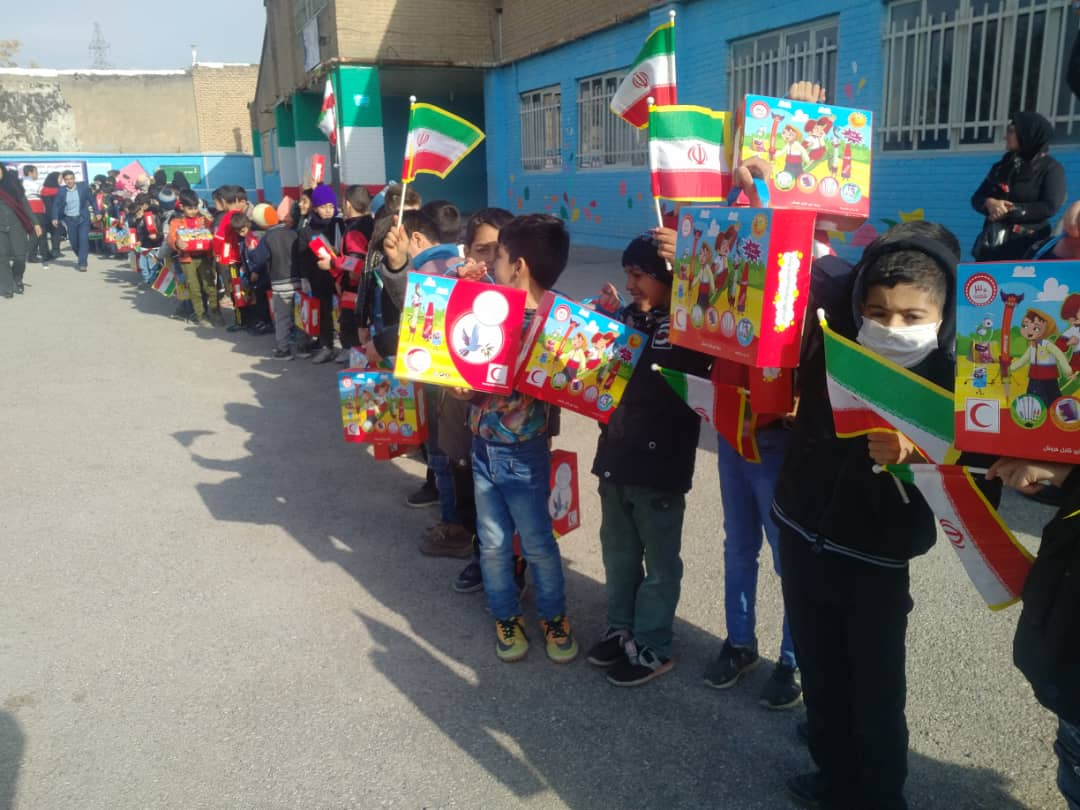 اهداء ۳۰۰ بسته لوازم تحریر به دانش‌آموزان مناطق کم‌برخوردار در کرمانشاه