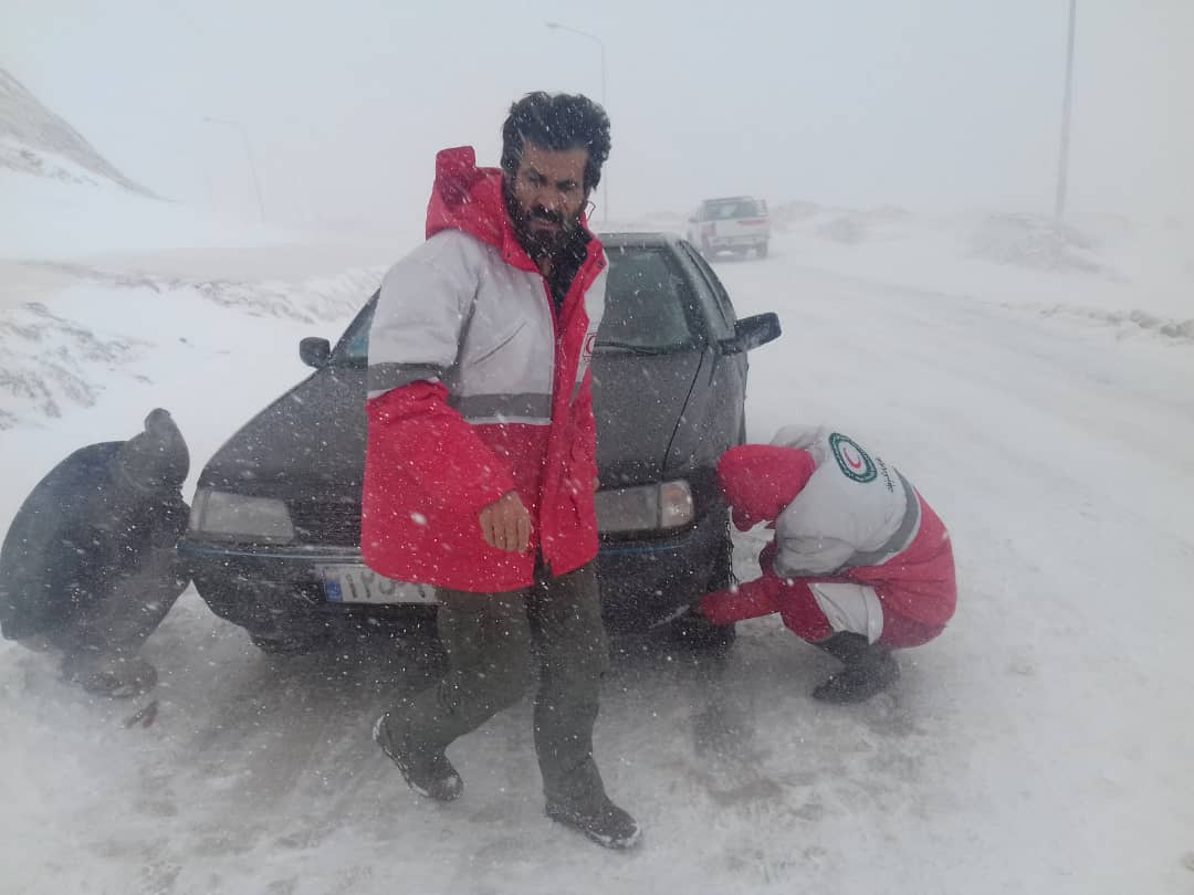 امدادرسانی به درراه‌ماندگان در گردنه چری توسط امدادگران جمعیت هلال‌احمر گوهرنگ/ گزارش تصویری