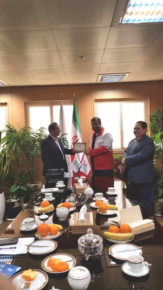 اهدای چک کمک نقدی بیمه البرز به سازمان داوطلبان جمعیت هلالاحمر