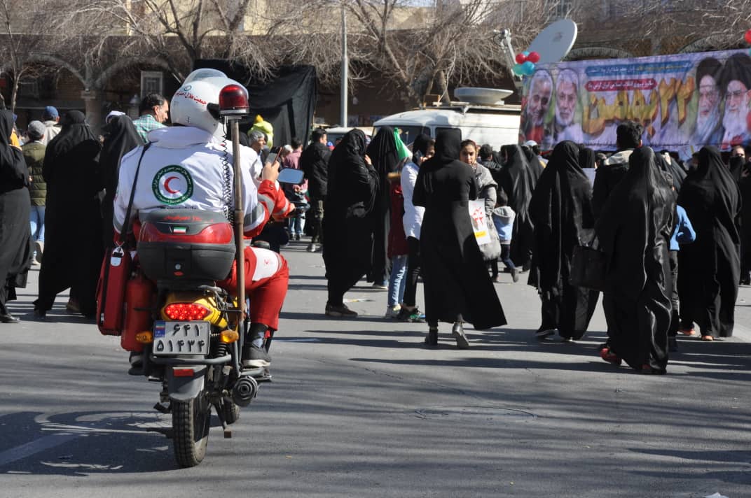 تصاویری از حضور پرشور و خدمت‌رسانی هلال احمر به راهپیمایان ۲۲ بهمن در یزد و کرمان