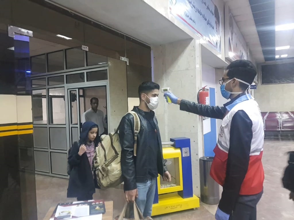 اجرای طرح تب‌سنجی مسافران با حضور تیم‌های هلال‌احمر در ایستگاه راه آهن و ترمینال بافق