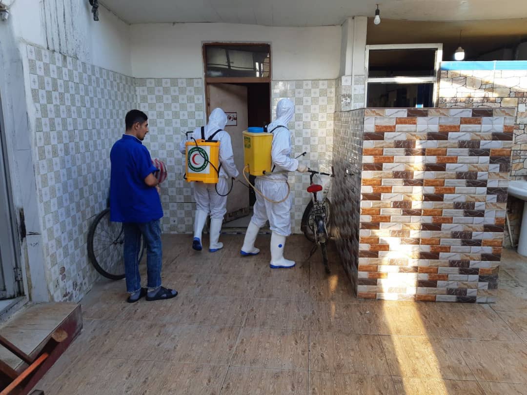 ضدعفونی کردن و گندزدایی اماکن عمومی و معابر و روستاهای شهرستان صومعه سرا توسط داوطلبان جمعیت هلال احمر