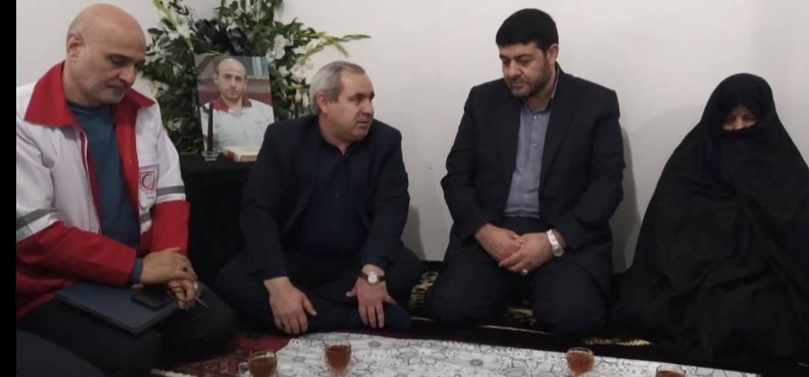 حضور رئیس هلال‌احمر در منزل مرحوم "توفیق ویژه" امدادگر هلال‌احمر اردبیل/این نجاتگر جوان با روحیه  بشردوستانه و‌ از خودگذشتی توانست پیروز این میدان شود