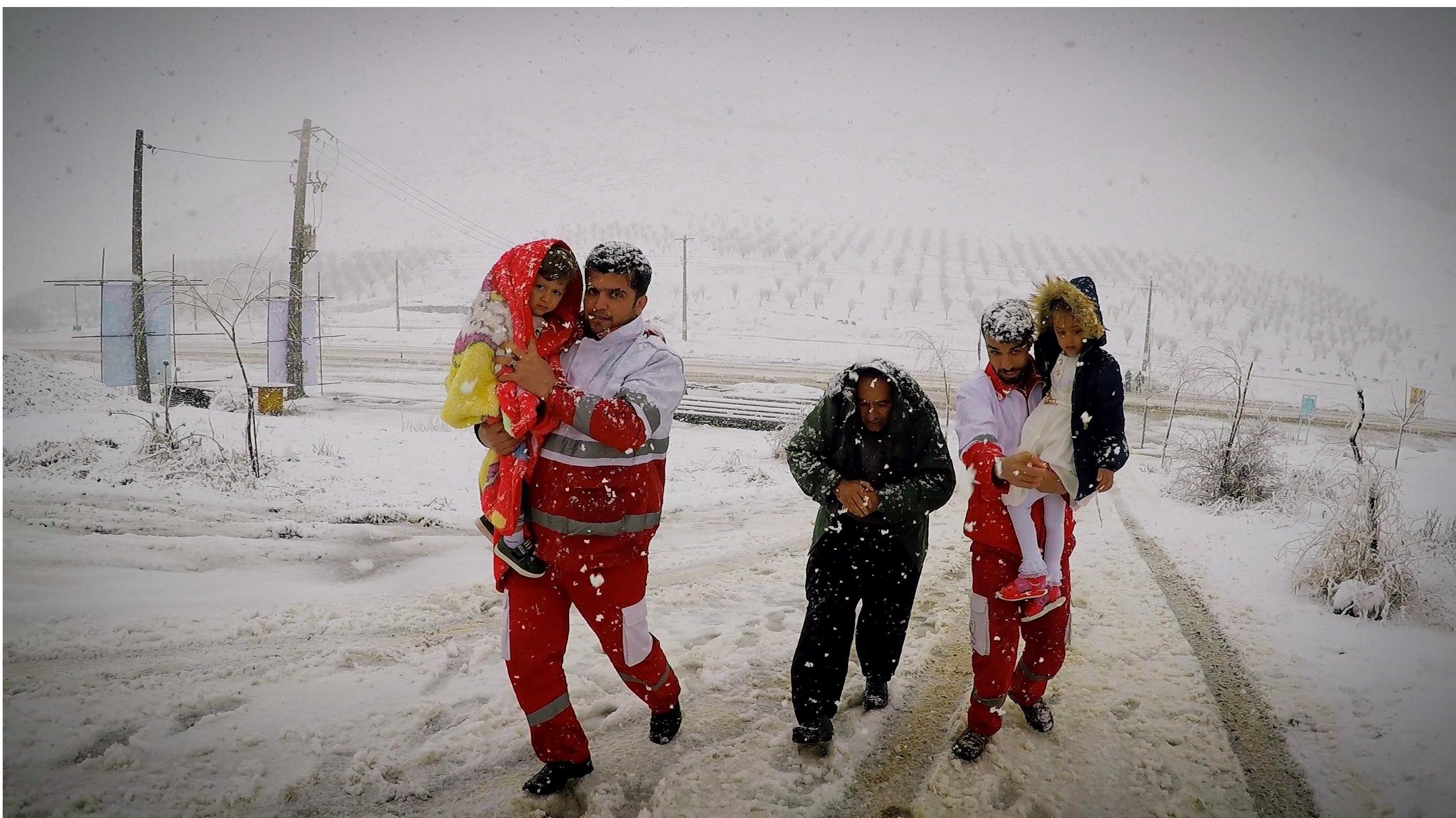 کولاک زمستان در سراسر کشور؛ امدادرسانی هلال‌احمر به ١٢ هزار حادثه‌دیده در ۴ روز گذشته
