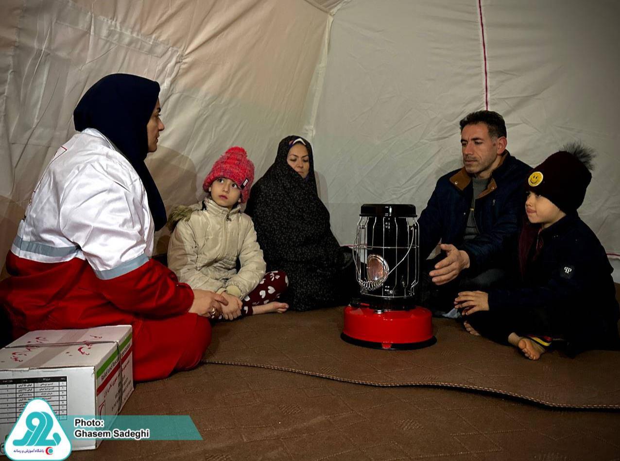 امدادرسانی اعضای ۱۵ خانه‌ هلال در زلزله خوی/ بیش از ۱۸۰ داوطلب به زلزله‌زدگان امدادرسانی کردند