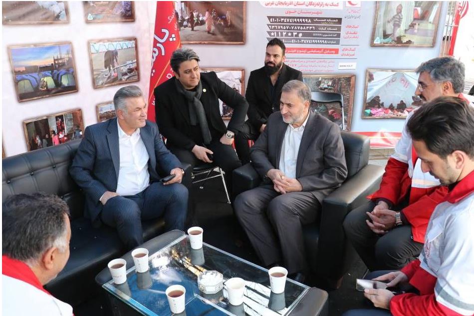 بازدید دبیرکل هلالاحمر از پایگاه جمعآوری کمکهای مردمیبه زلزلهزدگان خوی در تهران