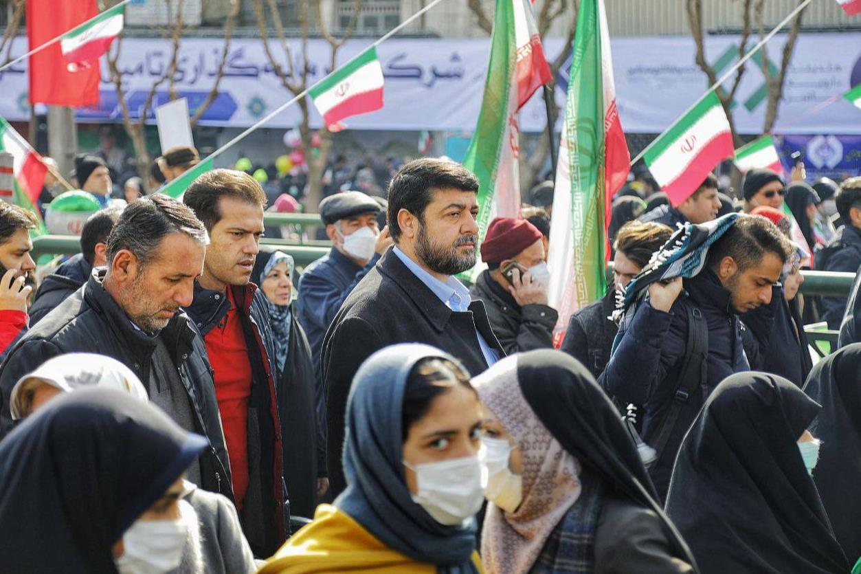 بازدید دکتر کولیوند از غرفه‌ها و چادرها و حضور در میز خدمت هلال‌احمر در راهپیمایی 22 بهمن