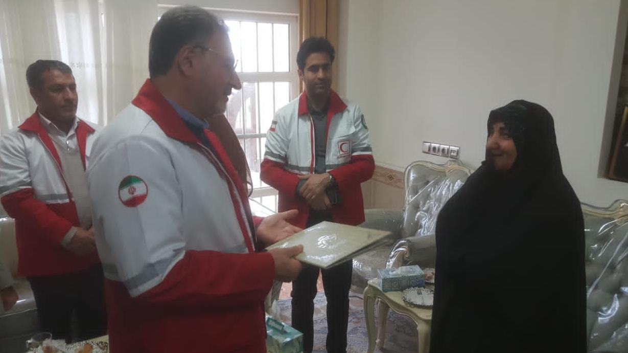 دیدار دبیرکل هلال احمر با خانواده شهدا در شهر یاسوج