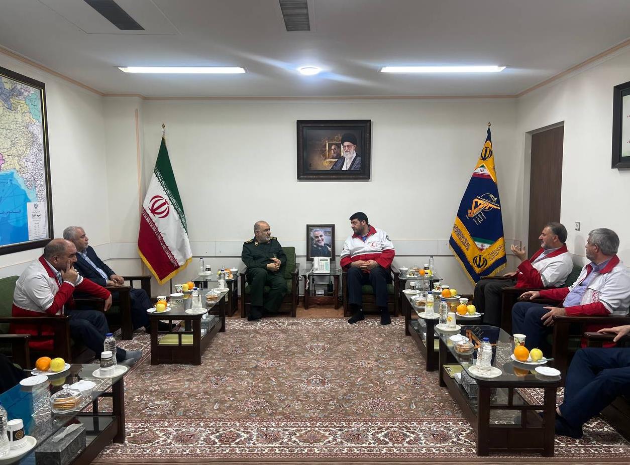 دیدار رئیس هلالاحمر با فرمانده کل سپاه به مناسبت روز پاسدار / سرلشکر سلامی: حضور امدادگران ایرانی در ترکیه، مردم ۲ کشور را به هم نزدیک کرد