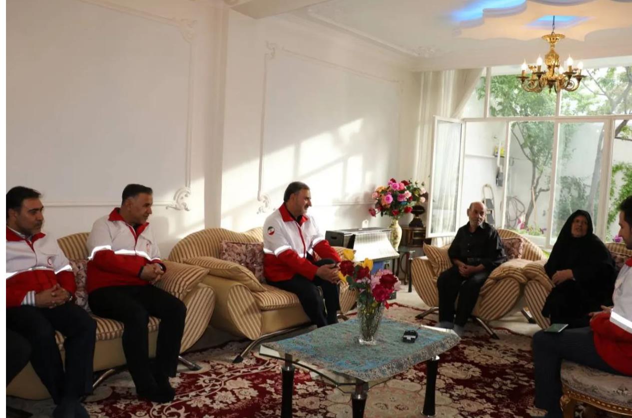 دیدار دبیرکل هلال‌احمر با خانواده امدادگر شهید "شاهرخ جهانبخش"